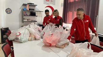 Alaşehir'de Türk Kızılay'dan çocuklara bayramlık