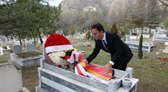 Almanya'daki ırkçı saldırıda hayatını kaybeden Saraçoğlu Çorum'daki kabri başında anıldı