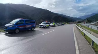 Amasya'da bariyere çarpan otomobildeki 3 kişi yaralandı