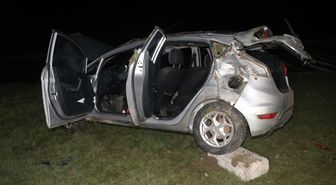 Amasya'da devrilen otomobildeki 2 kişi yaralandı