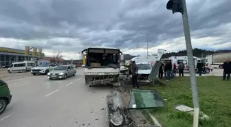 Amasya'da midibüs ile hafif ticari aracın çarpıştığı kazada 6 kişi yaralandı