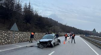 Amasya'da refüje çarpan otomobildeki 4 kişi yaralandı