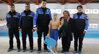 Amasya'da yüzme kursunun son gününü kaçıran Ayaz'ın isteğini polis yerine getirdi