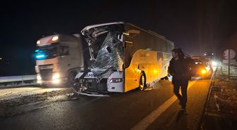 Anadolu Otoyolu'nda otobüs ile çekicinin çarpıştığı kazada 1 kişi öldü, 15 kişi yaralandı