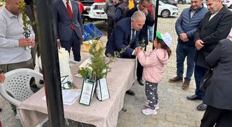 Anamur ilçesinde öğrencilere fidan dağıtıldı