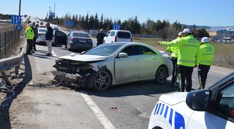 Ankara'da bariyerlere çarpan otomobilin sürücüsü yaralandı