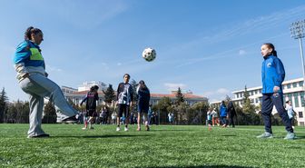Anneler ve kızları 8 Mart'ta futbol sahasında