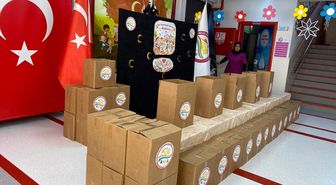 Antalya'da anaokulu öğrencileri gıda kolisi hazırladı