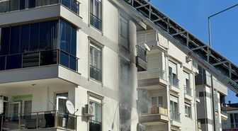 Antalya'da apartman dairesinde çıkan yangında 6 kişi dumandan etkilendi
