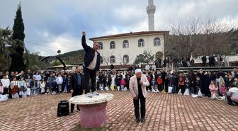 Antalya'da çocuklara bayram şekeri dağıtma geleneği sürdürüldü