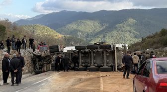 Antalya'da iki otomobil ile tırın çarpıştığı kazada 1 kişi öldü, 3 kişi yaralandı
