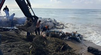 Antalya'da kayalıklara çarpan tekne parçalandı