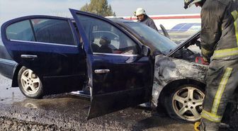 Antalya'da seyir halindeki otomobilde çıkan yangın söndürüldü