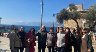 Antalya'da turizm çalışanları, Kaleiçi'nde 'Edebiyat Yürüyüşü' düzenledi