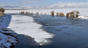 Ardahan'da Kura Nehri'nin yüzeyindeki buzlar çözülüyor