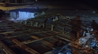 Ardahan'da şiddetli rüzgar nedeniyle çatılar zarar gördü