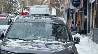 Ardahan'da üzerine kar ve buz kütlesi düşen otomobilde hasar oluştu