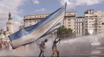 Arjantin'de çalışma reformu karşıtı protestolarda çok sayıda kişi gözaltına alındı