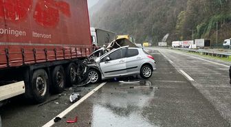 Artvin'de park halindeki tıra çarpan otomobildeki 2 kişi öldü