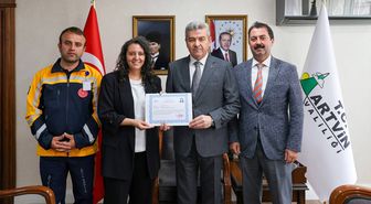 Artvin Valisi Ergün, yılın sağlık çalışanlarını başarı belgesi ile ödüllendirdi