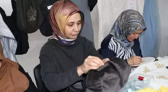 Atık tekstil ürünleri gönüllü kadınların elinde giyim eşyasına ve aksesuara dönüşüyor