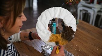 Atık ürünleri dekoratif ürünlere dönüştürme hobisini emekliliğinde meslek haline getirdi