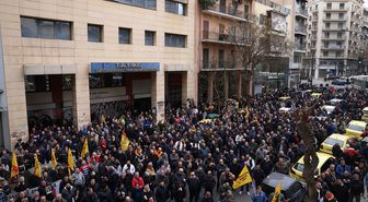 Atina'da grevdeki taksiciler Meclis binasına yürüyüş düzenledi