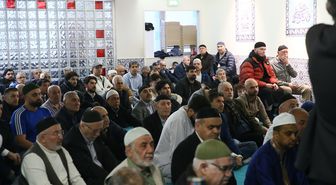 Avrupa'da Müslümanlar bayram namazında camilere akın etti