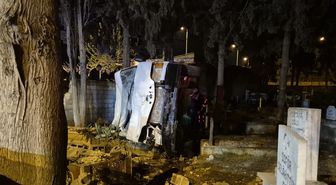 Aydın'da mezarlığa devrilen panelvandaki 3 kişi yaralandı