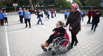 Cam kemik ve skolyoz hastası Zeynep Duru'nun hayali sahnede piyano çalmak