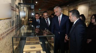 Bakan Ersoy, çalınan 2 İznik çinisinin Türkiye'ye iade edildiğini duyurdu Açıklaması