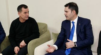 Bakan Kurum, Gaziantep'te depremzede ailenin yeni evine misafir oldu