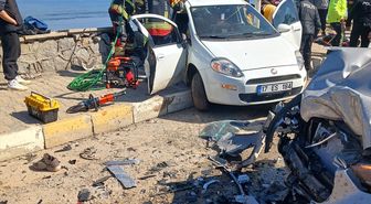 Balıkesir'de 2 otomobilin çarpıştığı kazada 6 kişi yaralandı