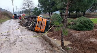 Balıkesir'de devrilen beton mikserinin yıktığı ağaçların altında kalan işçi öldü
