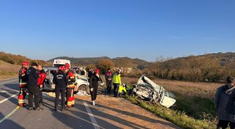 Balıkesir'de hafif ticari araçla otomobilin çarpıştığı kazada 1 kişi öldü, 2 kişi yaralandı