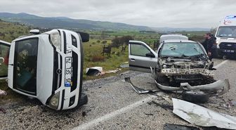 Balıkesir'de hafif ticari araçla otomobilin çarpıştığı kazada 5 kişi yaralandı