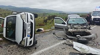 Balıkesir'de hafif ticari araçla otomobilin çarpıştığı kazada 5 kişi yaralandı