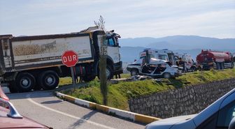 Balıkesir'de kamyonla çarpışan otomobildeki 1 kişi öldü, 2 kişi yaralandı
