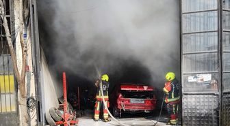 Balıkesir'de oto kaporta dükkanında çıkan yangında 2 araç yandı