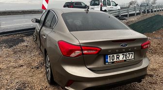 Balıkesir'de otomobille hafif ticari aracın çarpıştığı kazada 1 kişi yaralandı