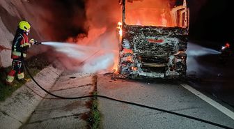 Balıkesir'de yanan tır kullanılamaz hale geldi