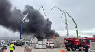 Balıkesir'de yapı malzemeleri deposunda çıkan yangına müdahale ediliyor