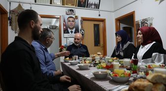 Başkan Çolakbayrakdar, iftarda şehit ailesine konuk oldu