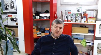 Batman'da sahibinden kaçan ineklerin bir iş yerine girmesi kamerada