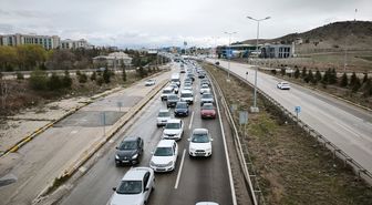 Bayram tatilinden dönenler Kırıkkale'de trafik yoğunluğu oluşturdu