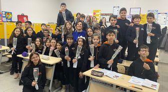 Biga'da öğrenciler, İstanbul'da bıçaklı saldırıda yaşamını yitiren öğretmenin anısına karanfil dağıttı