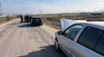 Bilecik'te 2 otomobilin çarptığı kazada 2 kişi yaralandı