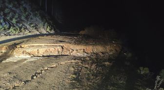 Bilecik'te çöken toprak yol ulaşıma kapandı
