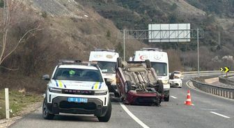 Bilecik'te devrilen hafif ticari araçtaki 4 kişi yaralandı