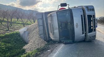 Bilecik'te devrilen yüklü kamyonun sürücüsü yaralandı